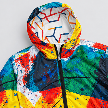 Alppeer-Hued hood and chest close-up