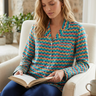 Model reading in the palm-print pajama top