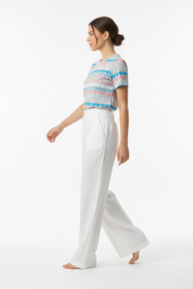 T-Shirt with White Linen Pants - Side